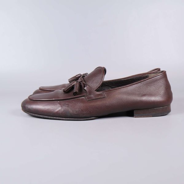 Läderskor fotograferade från vänster sida