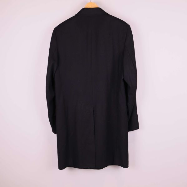 Baksidan av svart rock visas mot ljus bakgrund