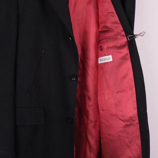 Röd fodrad insida av rock med synlig Balmain-etikett