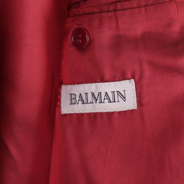 Balmain-logotyp inuti rockens röda foder