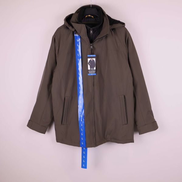 Khakigrön jacka med huva och fickor framifrån