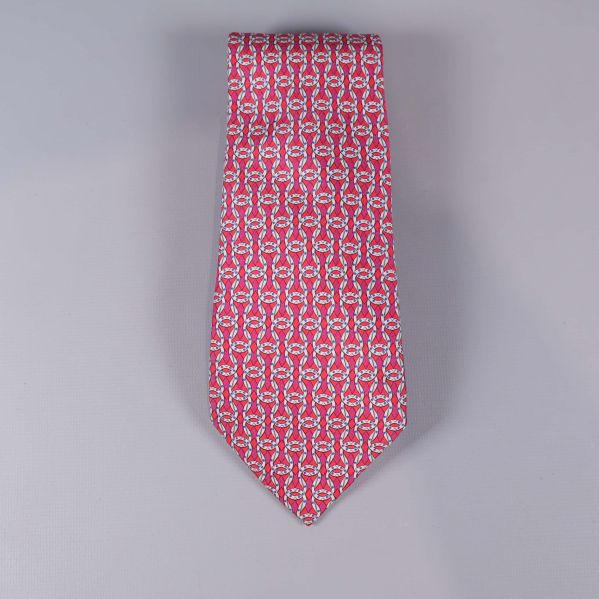 Framsidan av Hermès slips med grafiskt mönster