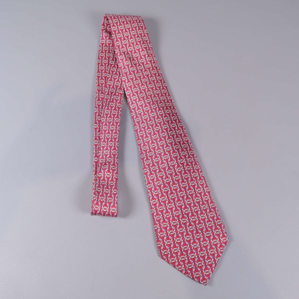 Helbild på Hermès slips liggande mot ljus bakgrund