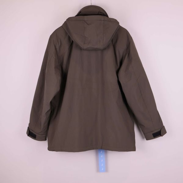 Baksida av khakigrön jacka med huva