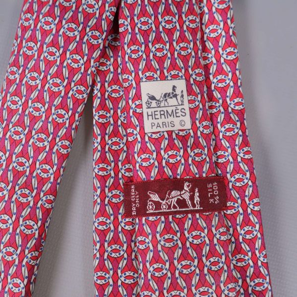 Närbild på Hermès Paris etikett och logga på slipsen