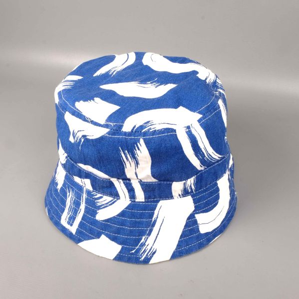 Baksida av bucket hat med blåvitt mönster
