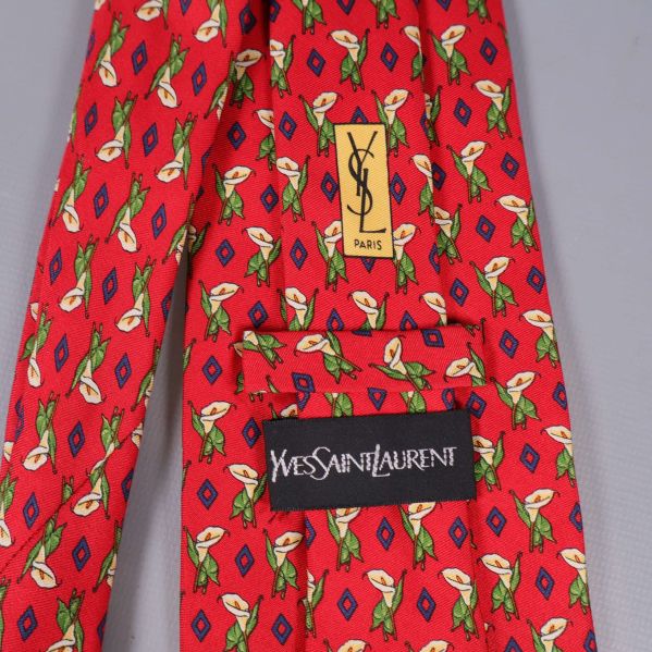 Närbild på etikett som visar Yves Saint Laurent på slips