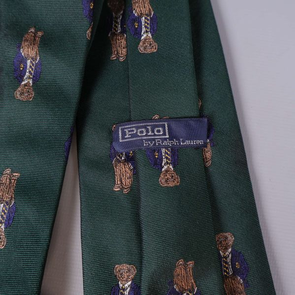 Närbild på Polo by Ralph Lauren etikett sydd på slipsens baksida
