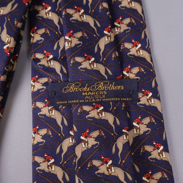 Närbild på etikett från Brooks Brothers samt detaljer i mönster
