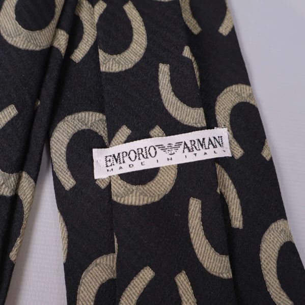 Närbild på Emporio Armani-etikett på slips
