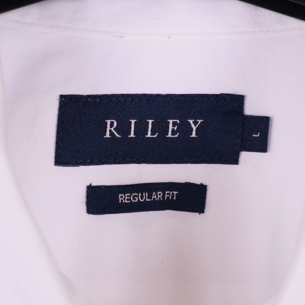 Närbild på etikett med Riley och regular fit-logga i skjortkragen