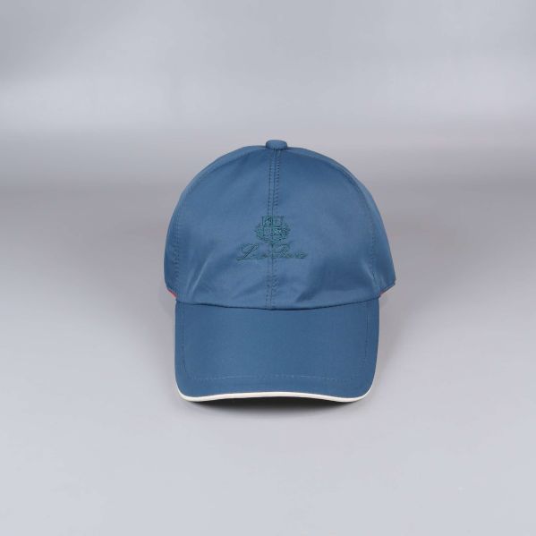 Keps framifrån med grön broderad detalj