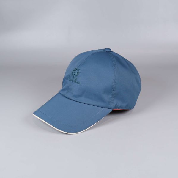 Blå keps med broderad logga och vit kant