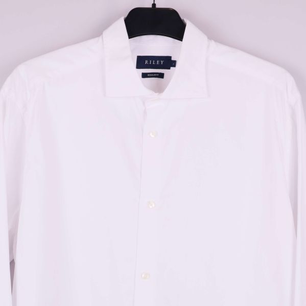 Framstycke och krage på vit skjorta i närbild