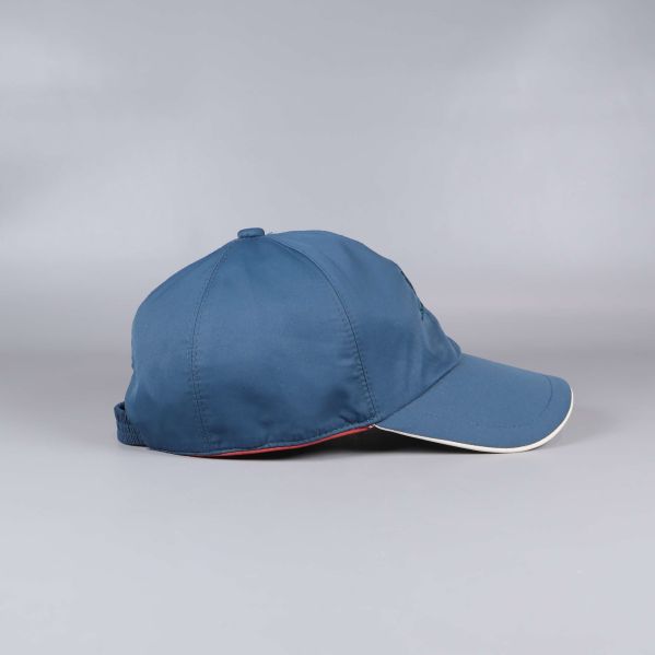 Keps i blått visad från sidan
