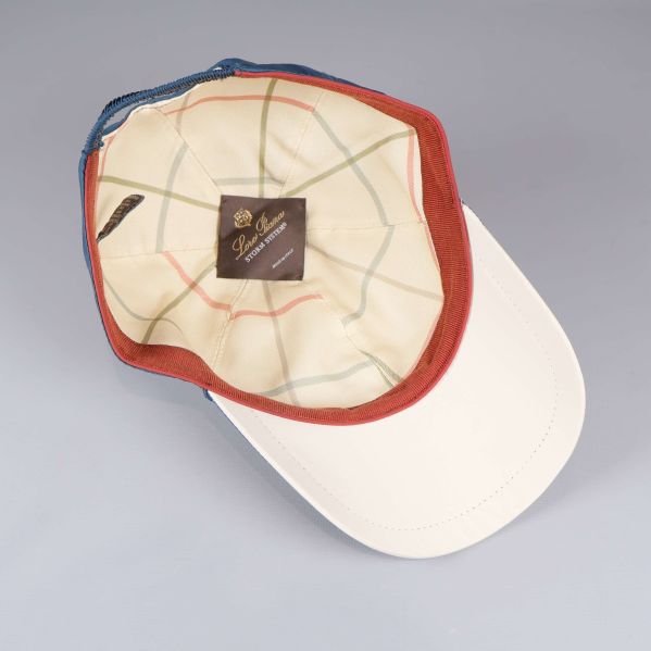 Insidan av keps med rutigt foder och etikett