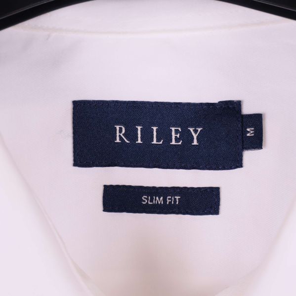 Närbild på Riley-skjortans etikett med storlek M