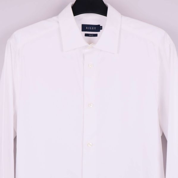 Framstycke på vit skjorta med krage och knäppning