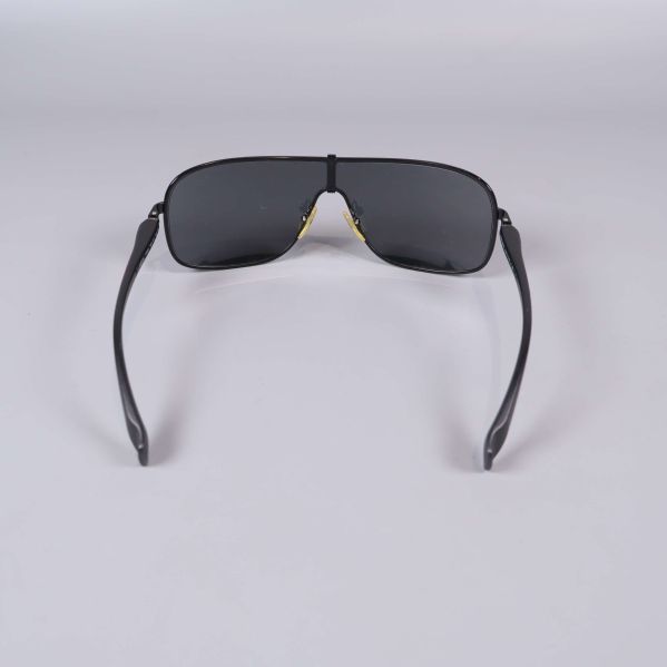 Vy bakifrån på svarta solglasögon med raka skalmar