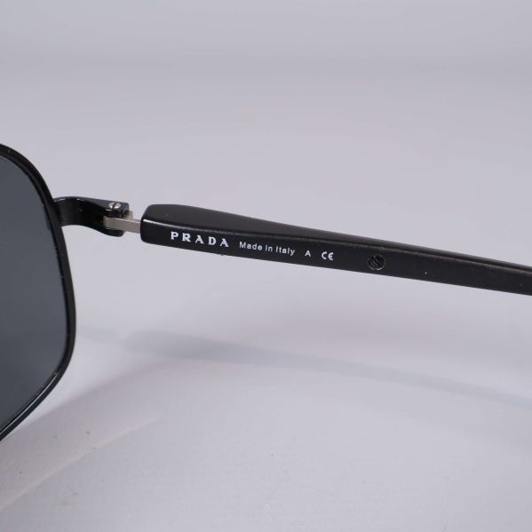 Närbild på skalmen med vit text, visar varumärket