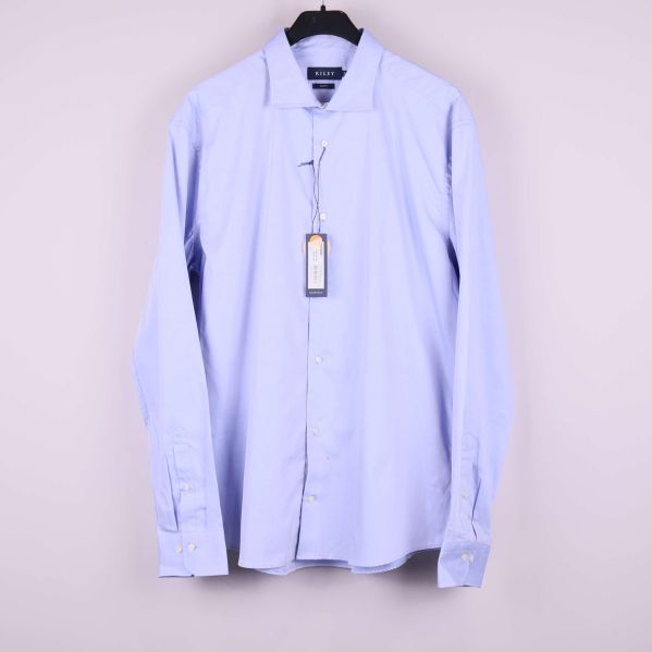 Ljusblå skjorta på galge framifrån