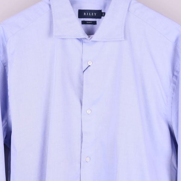 Närbild på skjortans bröstparti och knappar