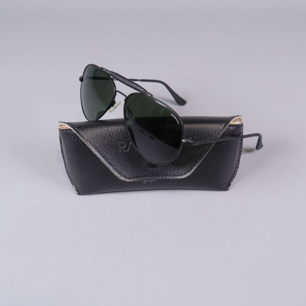 Aviator-solglasögon framför svart fodral med logga