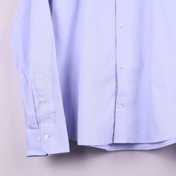 Närbild på skjortans ärm och nederkant