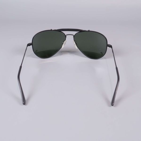 Solglasögon fotograferade bakifrån med raka skalmar