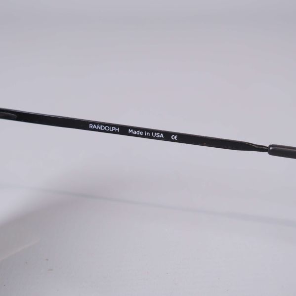 Närbild på skalmen med texten Randolph Made in USA
