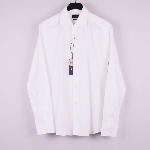 Vit långärmad skjorta på galge framifrån