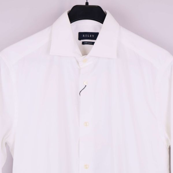 Närbild krage och axlar på vit skjorta