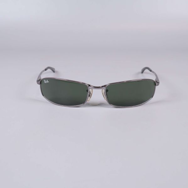 Rektangulära solglasögon framifrån med mörka glas