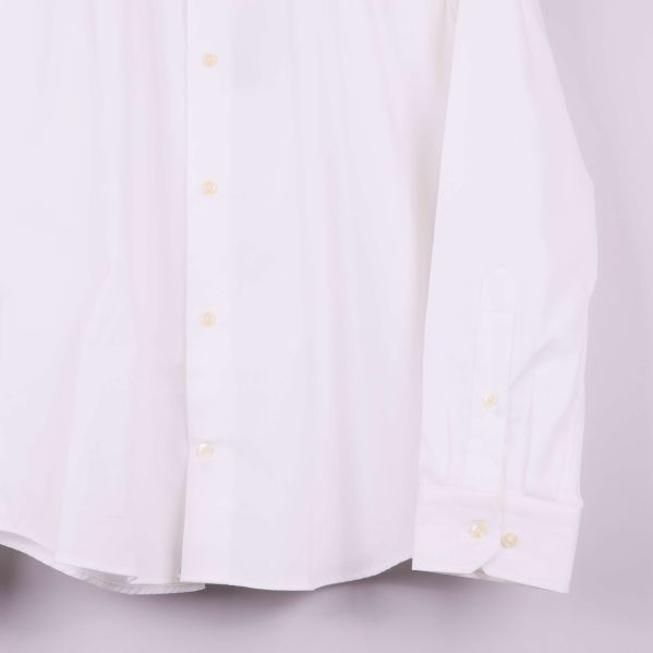 Närbild skjortans nedre del och manschett