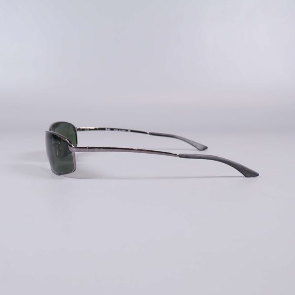 Profilvy av solglasögon med smala metallbågar