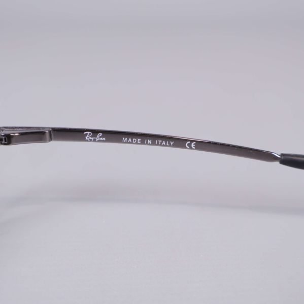 Närbild av Ray-Ban logotyp och made in Italy på skalmen