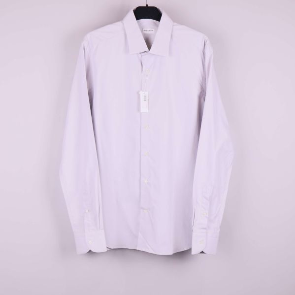 Ljus skjorta med klassisk krage hängande på galge