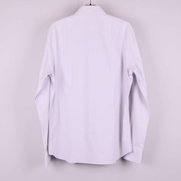 Baksidan av ljus skjorta hängande på galge