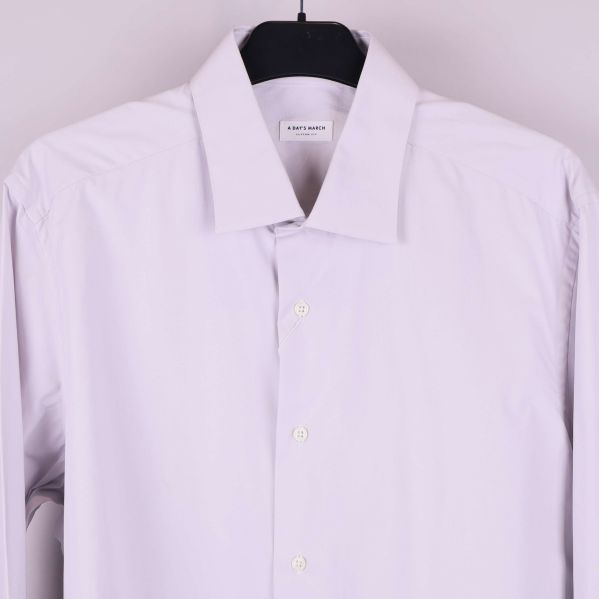 Närbild på skjortans krage och knäppning framtill