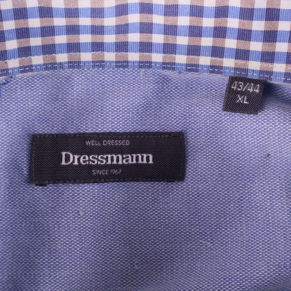 Närbild på Dressmann etikett och storlek XL inuti skjortkragen