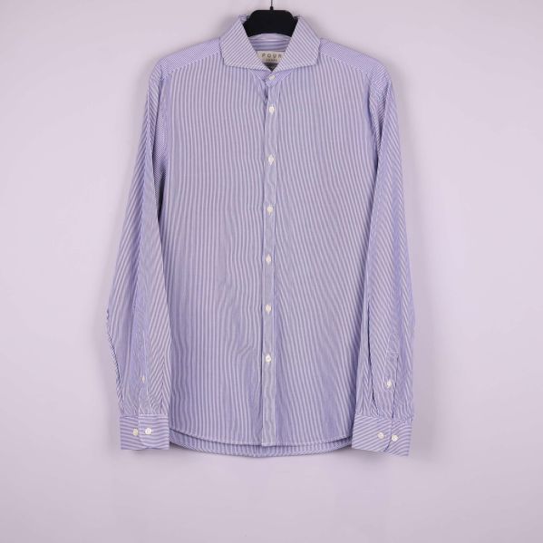 Randig skjorta med långa ärmar syns framifrån på galge