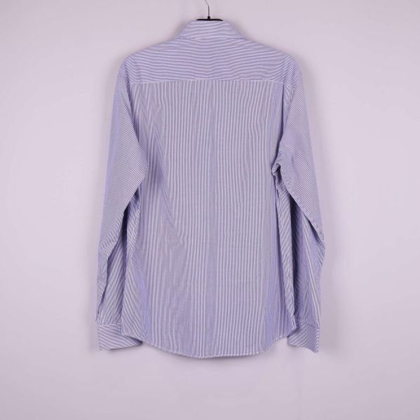 Baksida av randig skjorta upphängd på galge