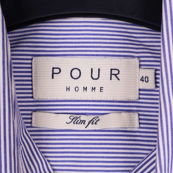 Närbild på etikett med texten POUR HOMME slim fit