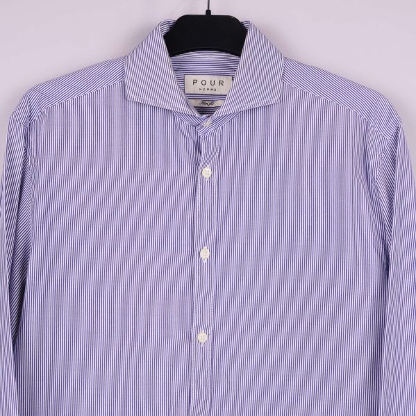 Övre delen av skjortan med krage och knappar