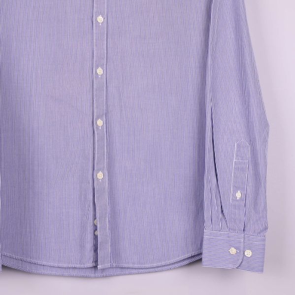 Nederdel av skjortan med ärmslut och knappar