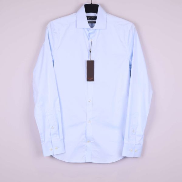 Ljusblå skjorta med lång ärm upphängd på galge