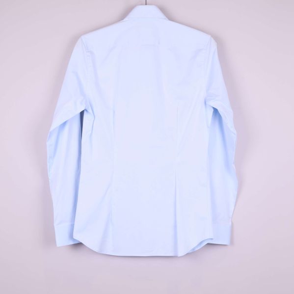 Baksida av ljusblå skjorta med slimmad passform
