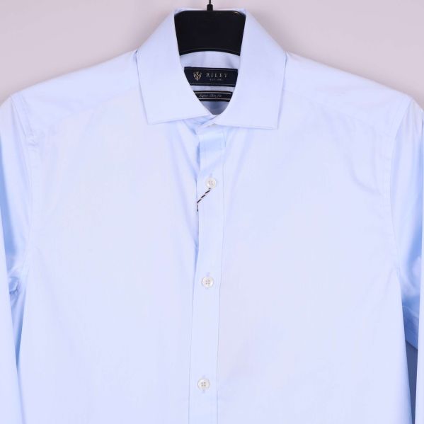 Detaljbild av skjorta med klassisk krage och knappar