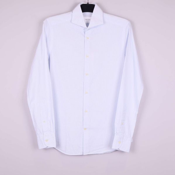 Ljusblå rutig skjorta med lång ärm hänger på galge