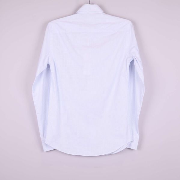 Baksidan på ljusblå skjorta med rutigt mönster